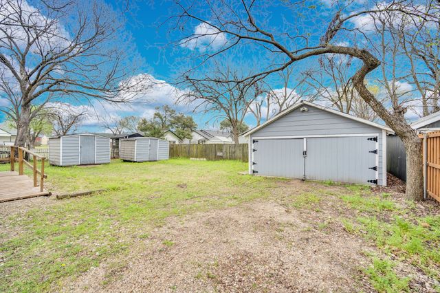 205 W Latimer Street, Ennis, TX 75119
