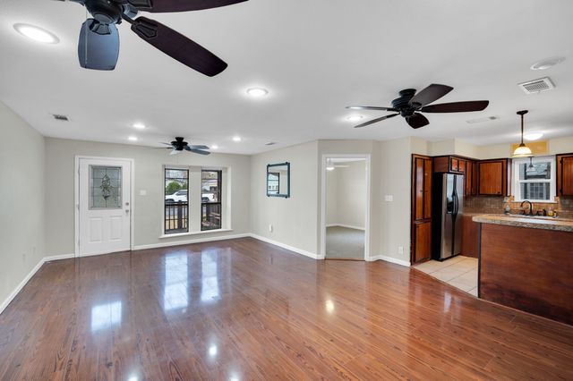 205 W Latimer Street, Ennis, TX 75119