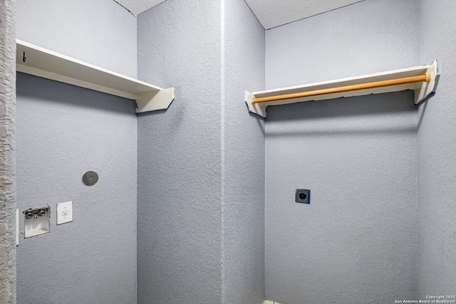 6330 Lake Victoria, San Antonio, TX 78222