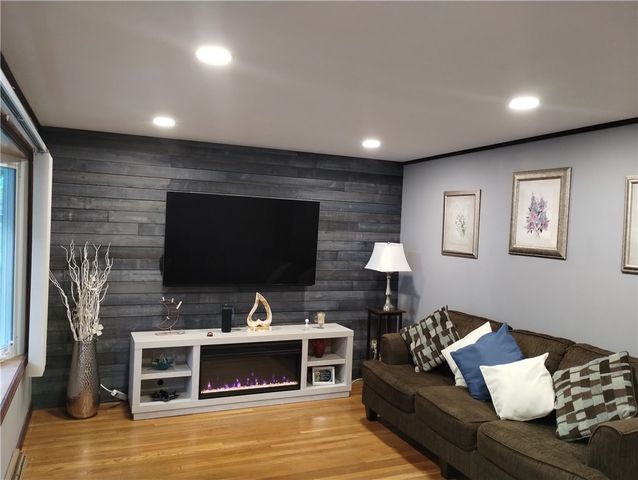 15 Spruce Street, Lincoln, RI 02838