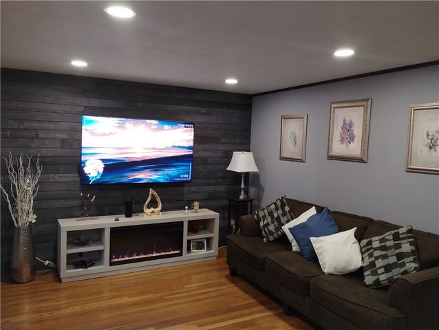 15 Spruce Street, Lincoln, RI 02838