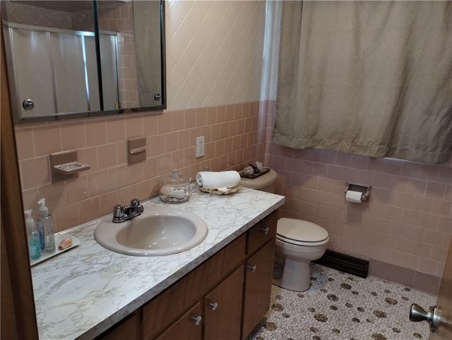15 Spruce Street, Lincoln, RI 02838