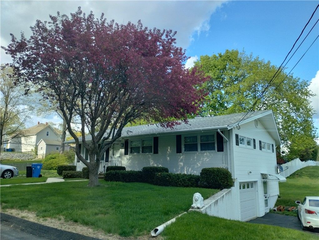 15 Spruce Street, Lincoln, RI 02838