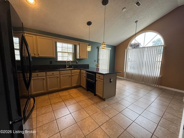 6516 Cottagemeadow Dr, Louisville, KY 40218