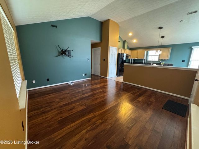 6516 Cottagemeadow Dr, Louisville, KY 40218