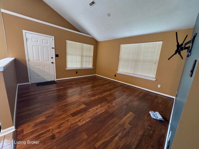 6516 Cottagemeadow Dr, Louisville, KY 40218