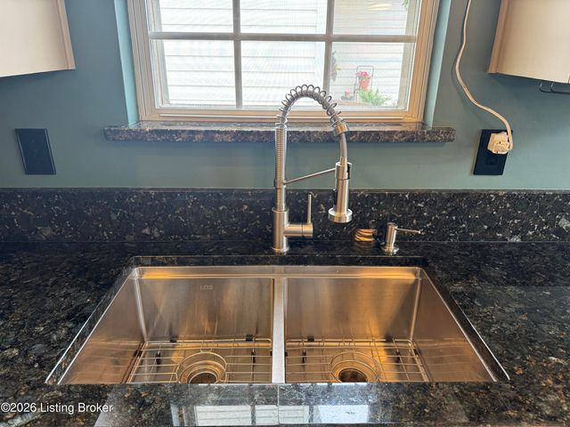 6516 Cottagemeadow Dr, Louisville, KY 40218
