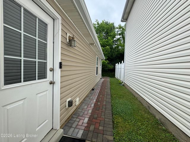 6516 Cottagemeadow Dr, Louisville, KY 40218