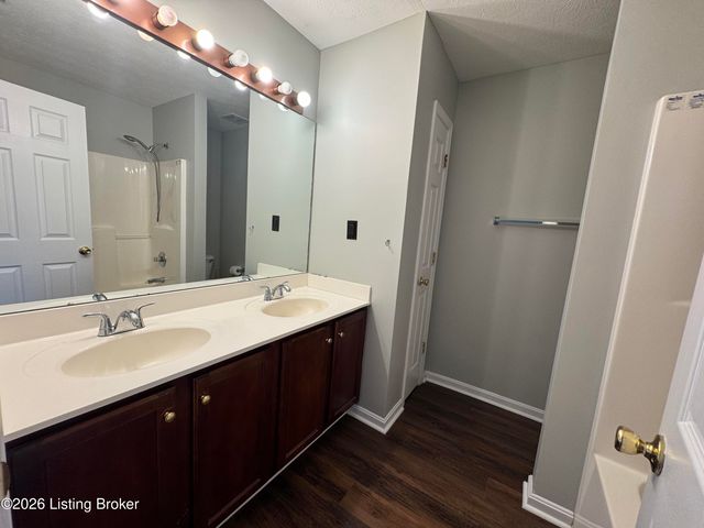 6516 Cottagemeadow Dr, Louisville, KY 40218