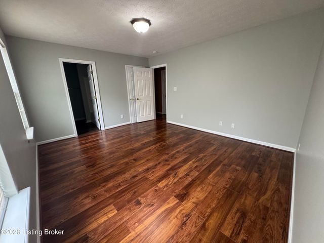 6516 Cottagemeadow Dr, Louisville, KY 40218