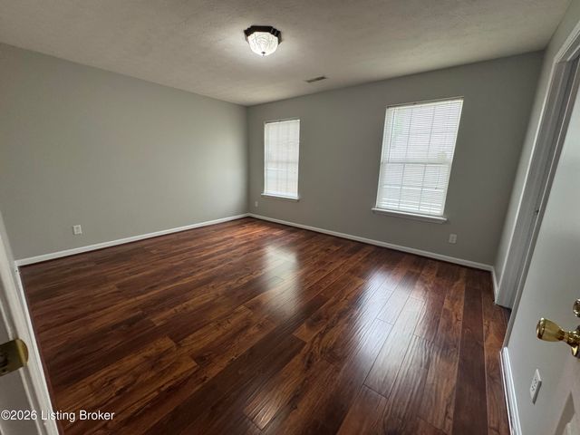 6516 Cottagemeadow Dr, Louisville, KY 40218