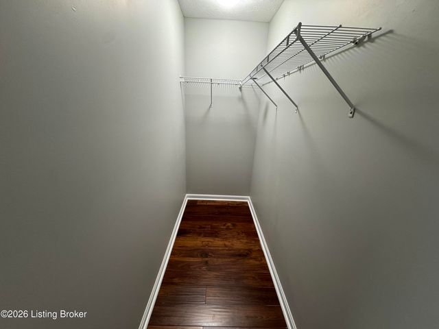 6516 Cottagemeadow Dr, Louisville, KY 40218