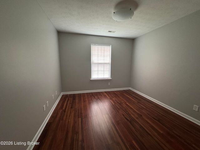 6516 Cottagemeadow Dr, Louisville, KY 40218