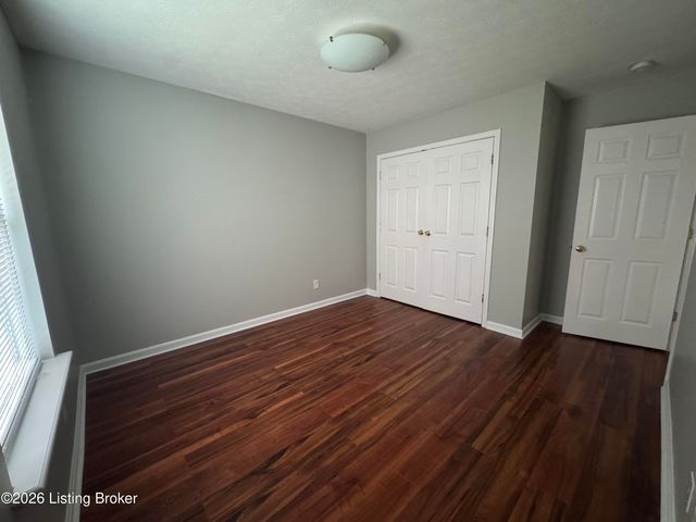 6516 Cottagemeadow Dr, Louisville, KY 40218