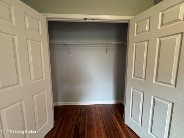 6516 Cottagemeadow Dr, Louisville, KY 40218
