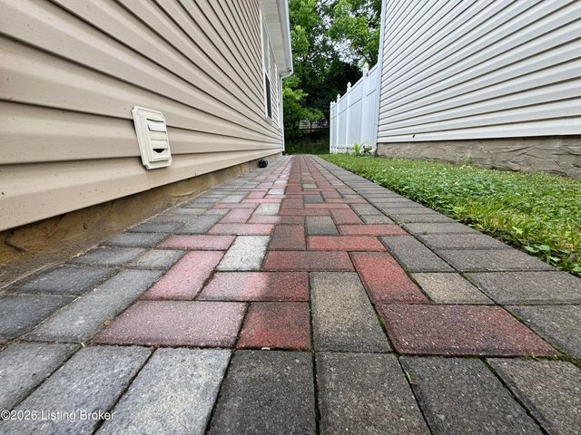 6516 Cottagemeadow Dr, Louisville, KY 40218