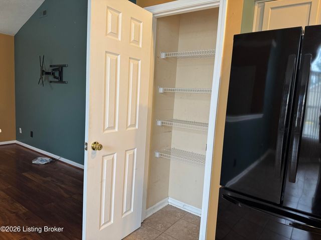 6516 Cottagemeadow Dr, Louisville, KY 40218