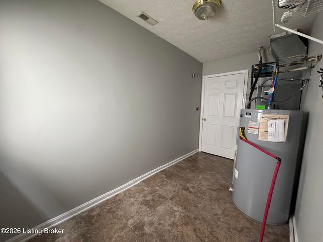 6516 Cottagemeadow Dr, Louisville, KY 40218