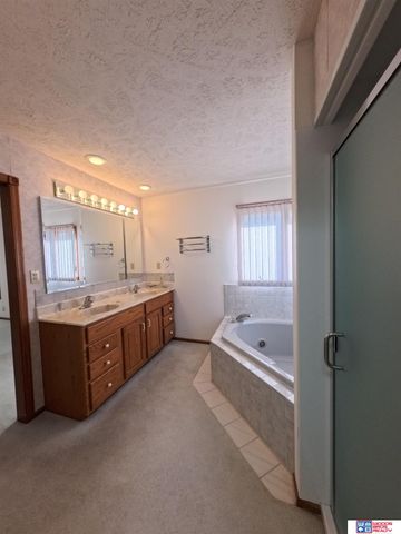 304 Regency Drive, York, NE 68467