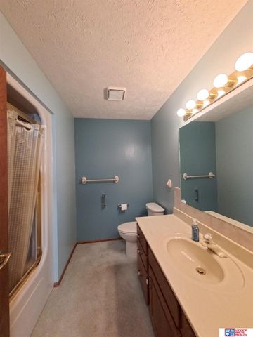 304 Regency Drive, York, NE 68467