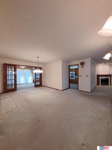 304 Regency Drive, York, NE 68467