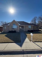 304 Regency Drive, York, NE 68467