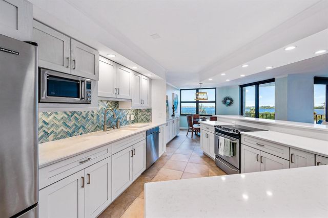 5420 N Ocean Drive 305, Singer Island, FL 33404