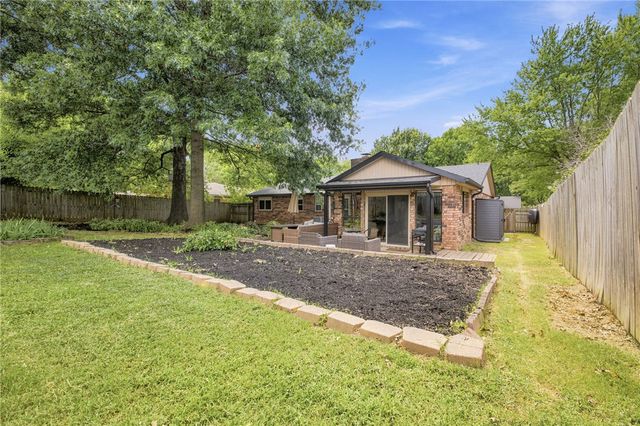 3042 N Malinda Drive, Fayetteville, AR 72703