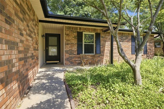 3042 N Malinda Drive, Fayetteville, AR 72703