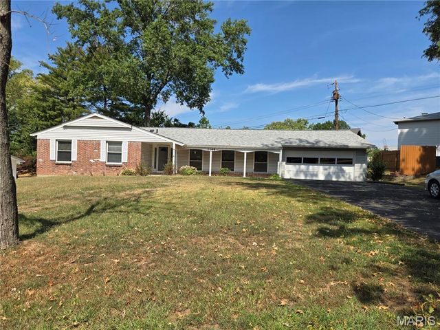 1145 Mackinac Drive, Creve Coeur, MO 63146