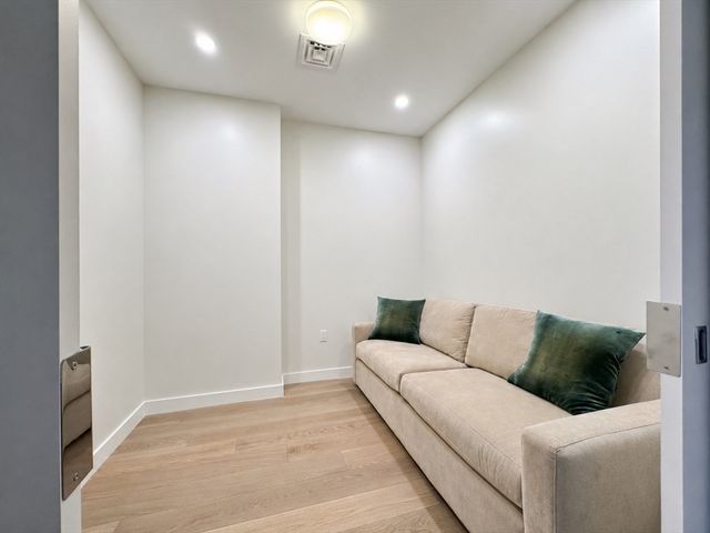188 Brookline Ave 26H, Boston, MA 02215