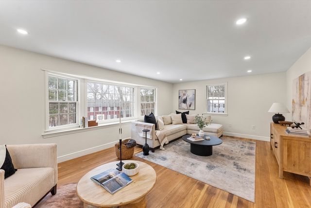 33 Oak Hill Rd, Wayland, MA 01778