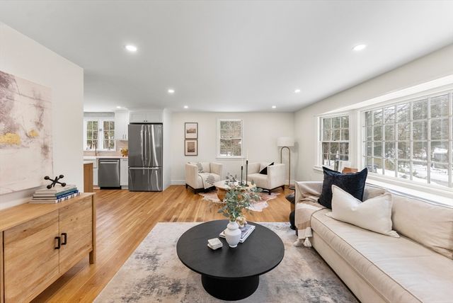 33 Oak Hill Rd, Wayland, MA 01778