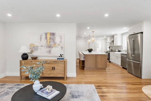 33 Oak Hill Rd, Wayland, MA 01778