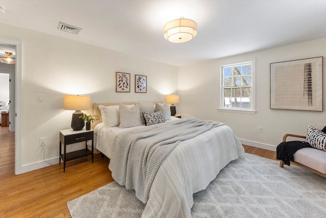 33 Oak Hill Rd, Wayland, MA 01778