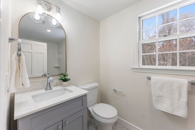 33 Oak Hill Rd, Wayland, MA 01778