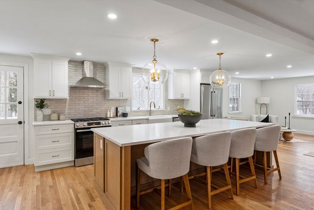 33 Oak Hill Rd, Wayland, MA 01778