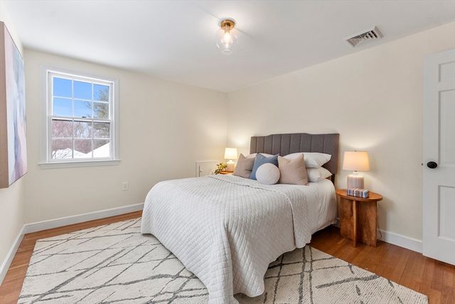 33 Oak Hill Rd, Wayland, MA 01778