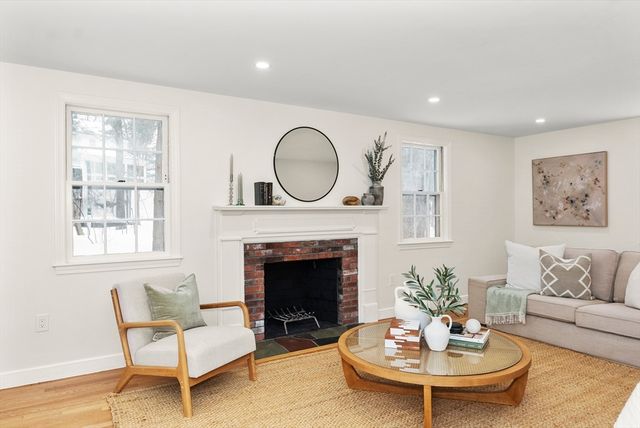 33 Oak Hill Rd, Wayland, MA 01778