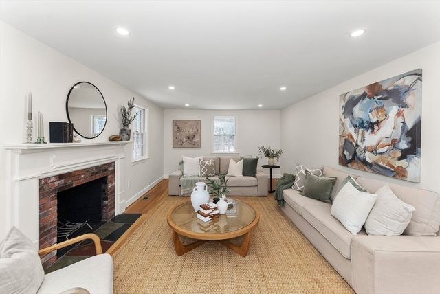 33 Oak Hill Rd, Wayland, MA 01778