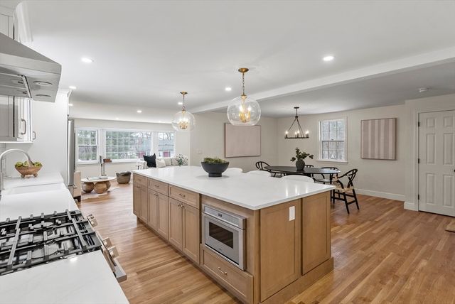 33 Oak Hill Rd, Wayland, MA 01778