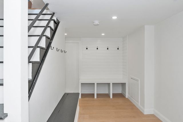 33 Oak Hill Rd, Wayland, MA 01778