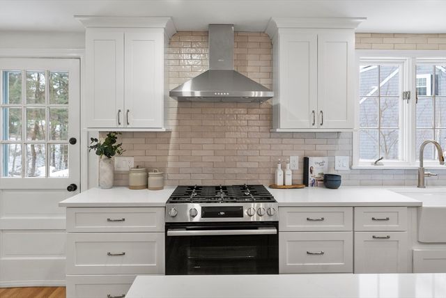 33 Oak Hill Rd, Wayland, MA 01778