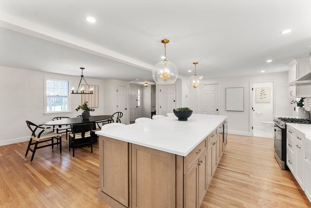 33 Oak Hill Rd, Wayland, MA 01778