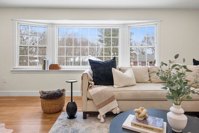 33 Oak Hill Rd, Wayland, MA 01778