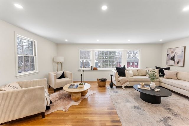 33 Oak Hill Rd, Wayland, MA 01778