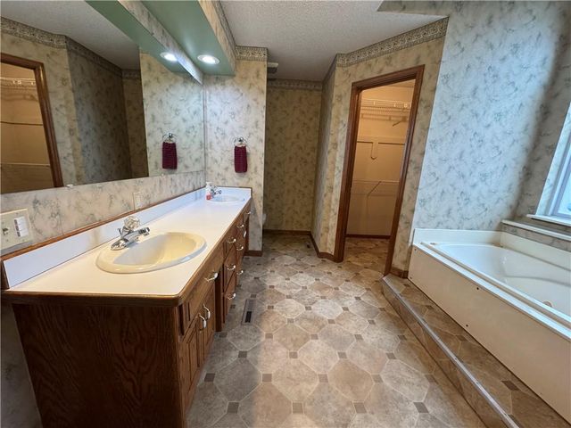 623 Windsor Circle, Pittsburg, KS 66762