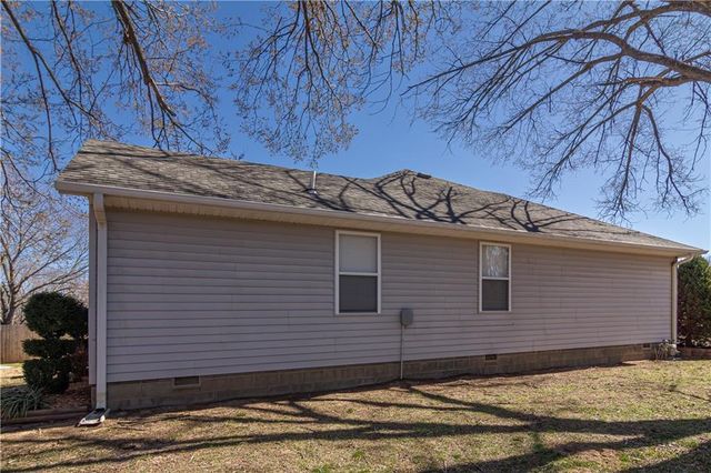 623 Windsor Circle, Pittsburg, KS 66762