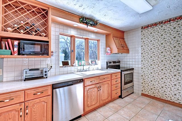 16 Hempstead Street, Holtsville, NY 11742