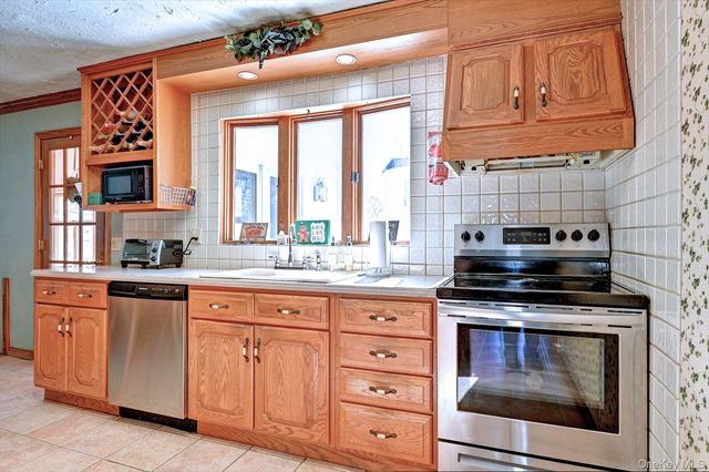 16 Hempstead Street, Holtsville, NY 11742